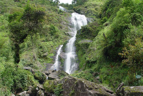 Silver waterfall in Ban Vang – A trendy check-in spot in Ba Be Lake